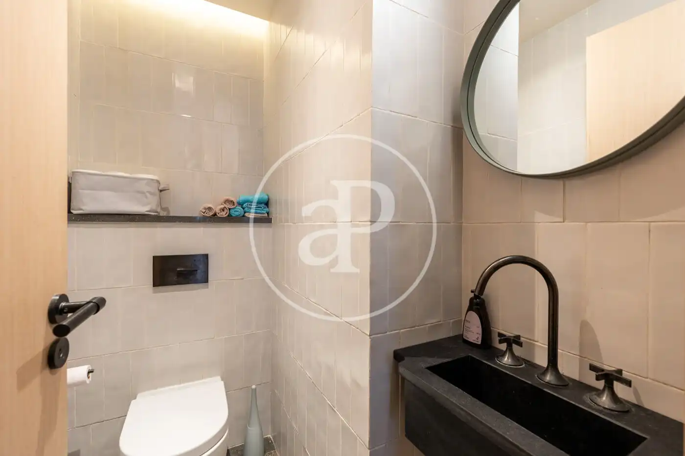 Badezimmer von Wohnung zum Verkauf in Barcelona mit Klimaanlage und Heizung