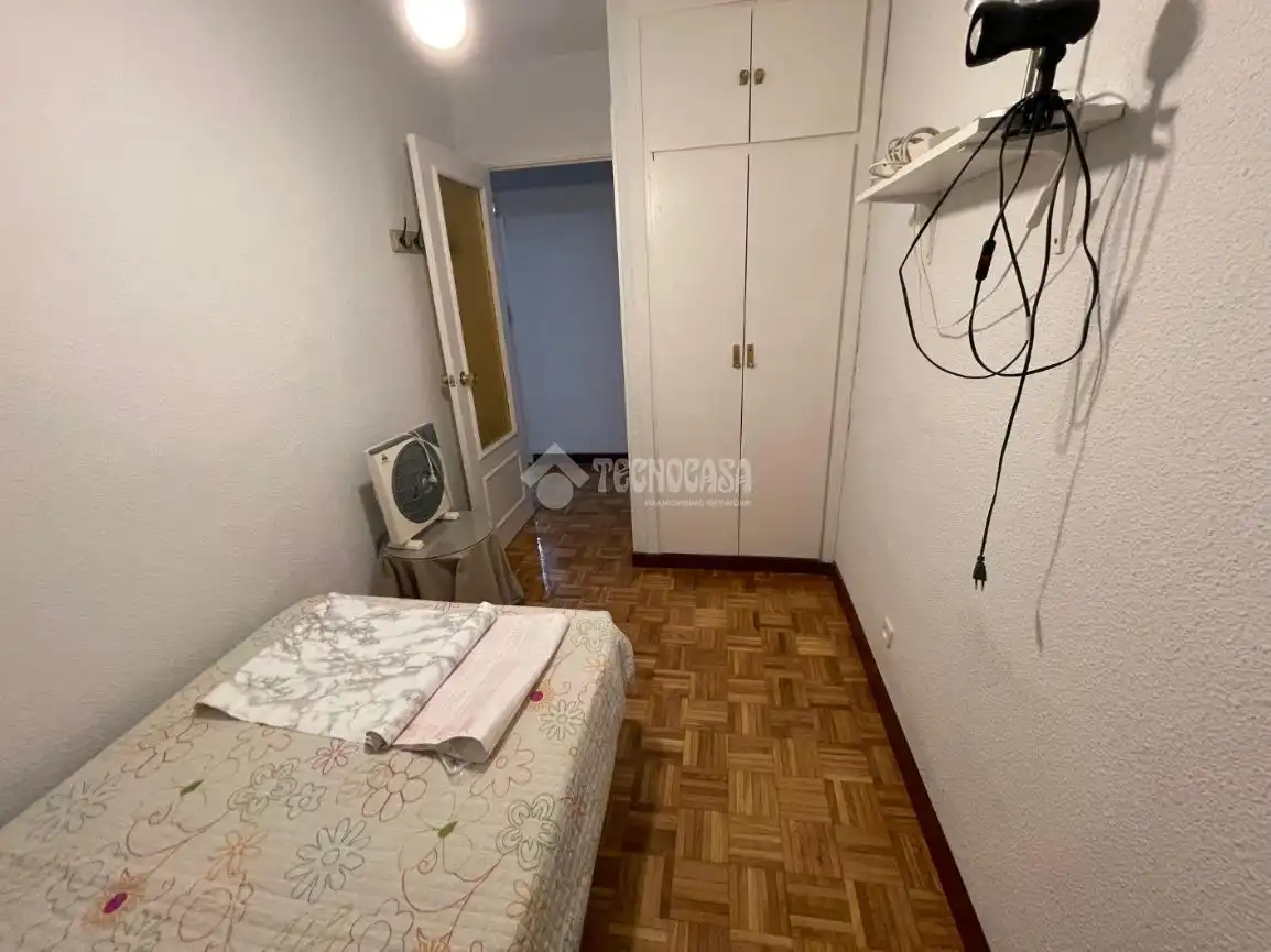Dormitori de Pis de lloguer en Madrid amb Aire condicionat, Calefacció i Terrassa