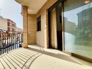 Appartamento con balcone in vendita a Avinguda del País Valencià