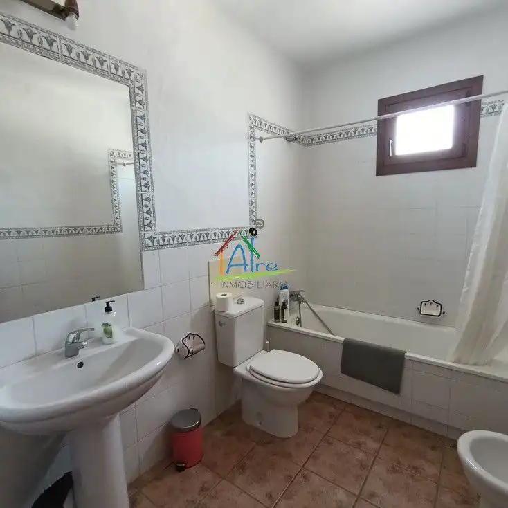 Badezimmer von Einfamilien-Reihenhaus zur Miete in Almonte mit Klimaanlage und Terrasse