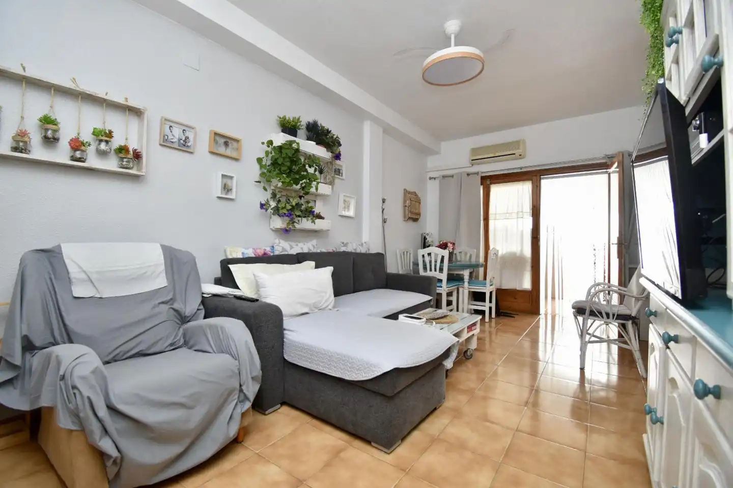 Wohnzimmer von Erdgeschoss zum Verkauf in Santa Pola mit Klimaanlage, Terrasse und Möbliert