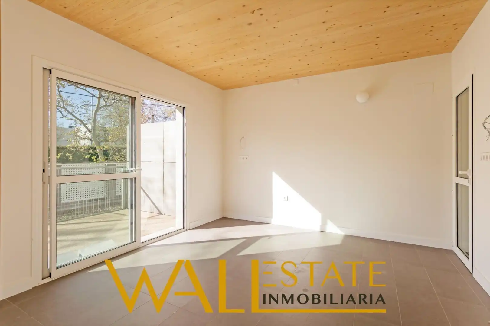 Vista exterior de Casa o xalet en venda en Madrid amb Calefacció, Jardí privat i Terrassa