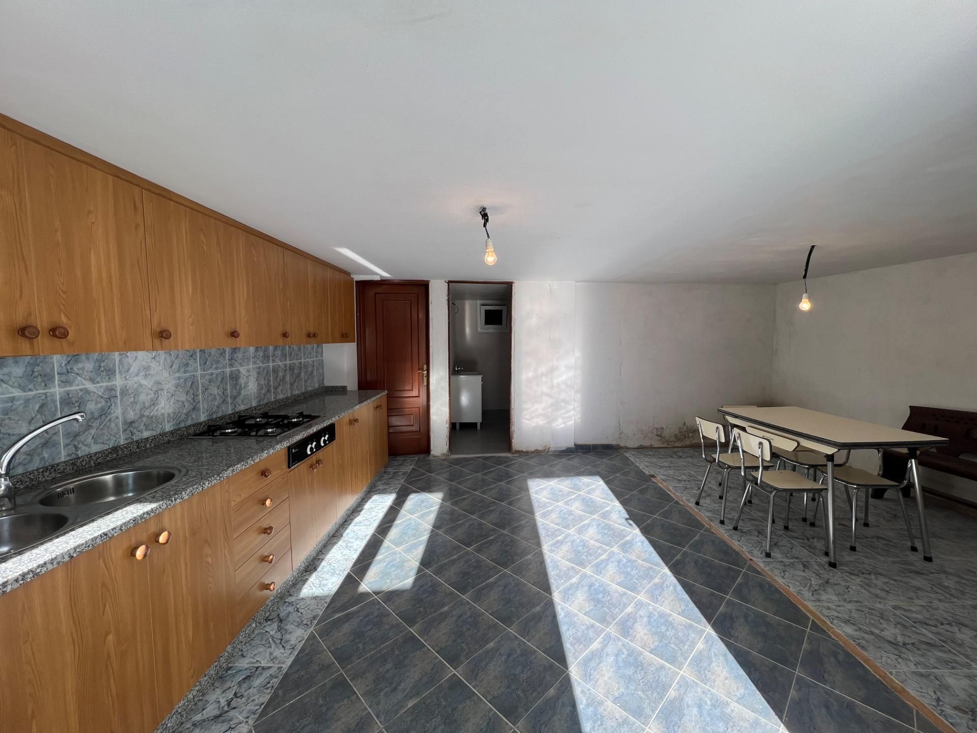 Cuina de Finca rústica en venda en Castrelo do Val amb Jardí privat