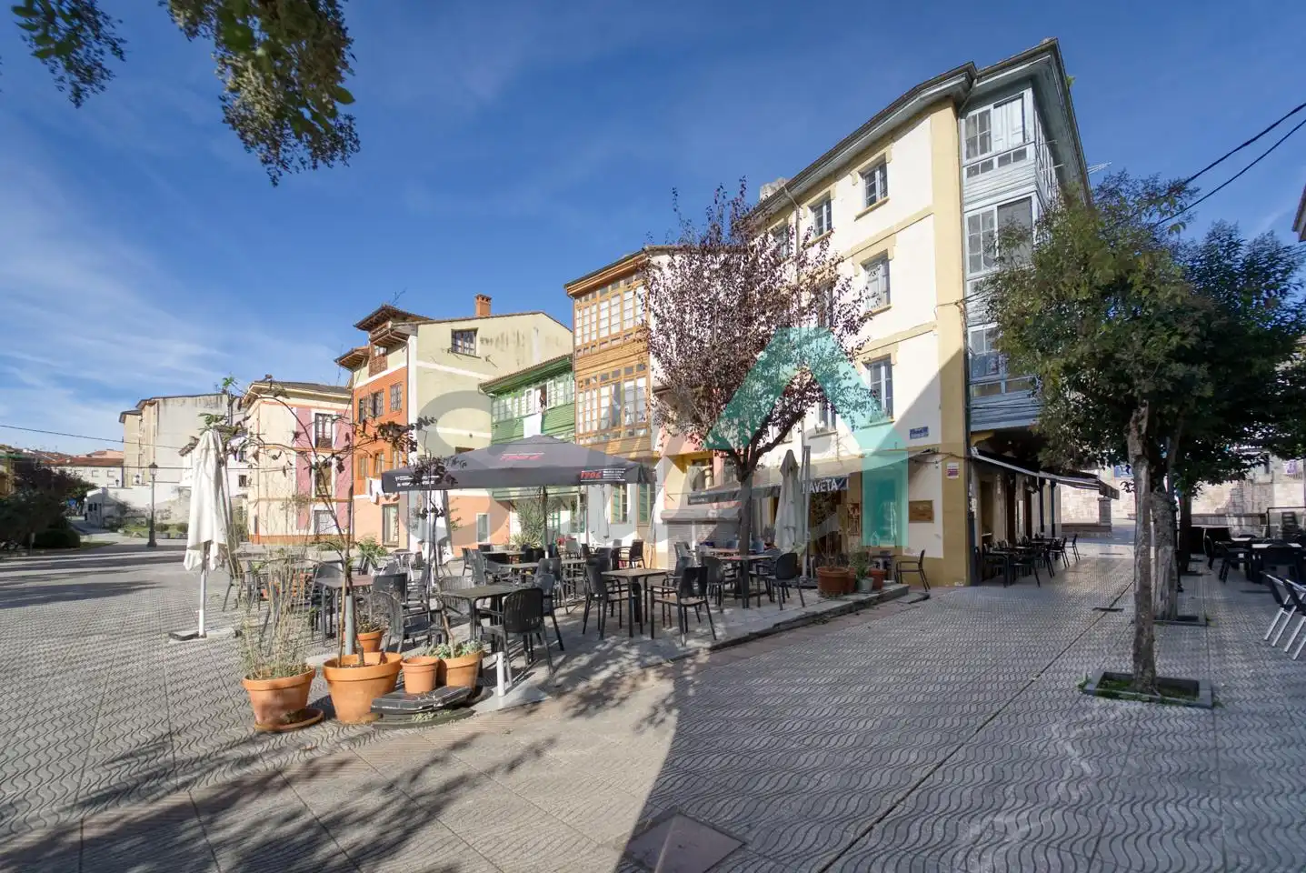 Außenansicht von Gebäude zum Verkauf in Nava