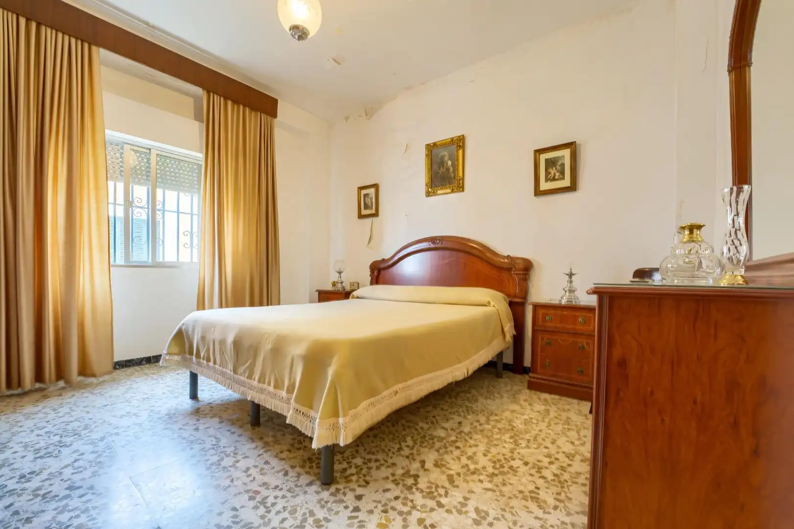Habitación de Casa adosada en venta en Sanlúcar la Mayor con Aire acondicionado, Calefacción y Terraza