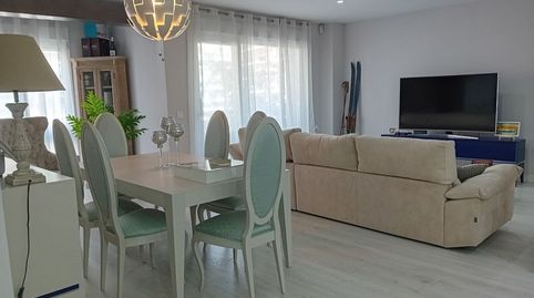 Un piso de diseño moderno y elegante.