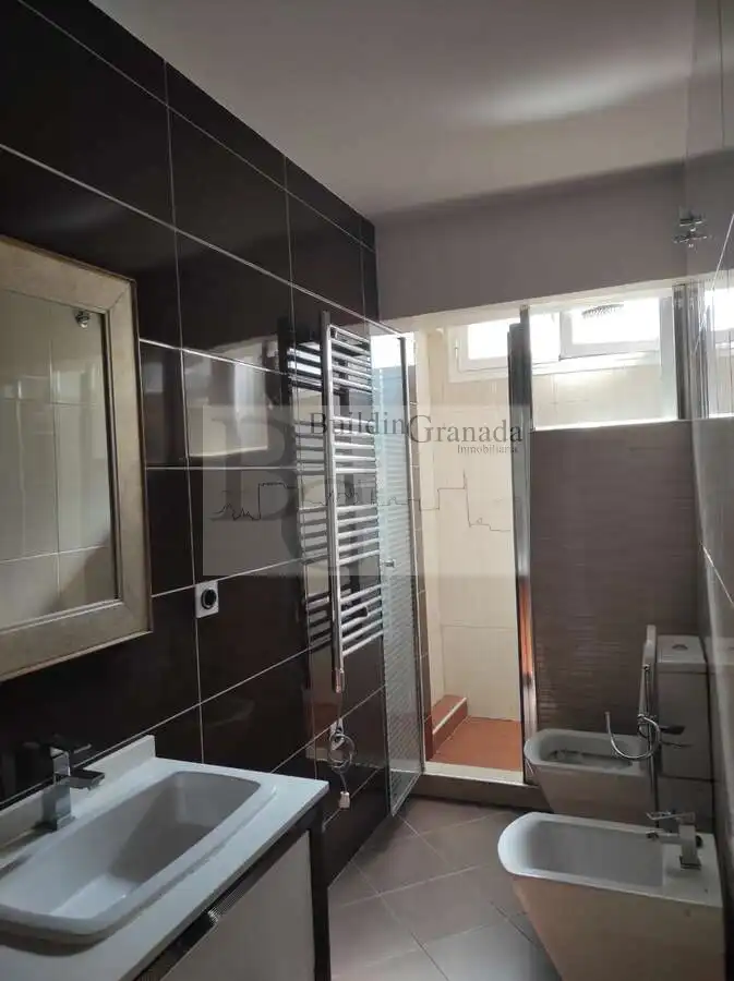 Baño de Ático de alquiler en Granada con Calefacción, Amueblado y Microondas