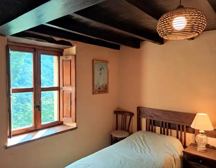 Schlafzimmer von Einfamilien-Reihenhaus zum Verkauf in Ponga mit Klimaanlage, Heizung und Möbliert
