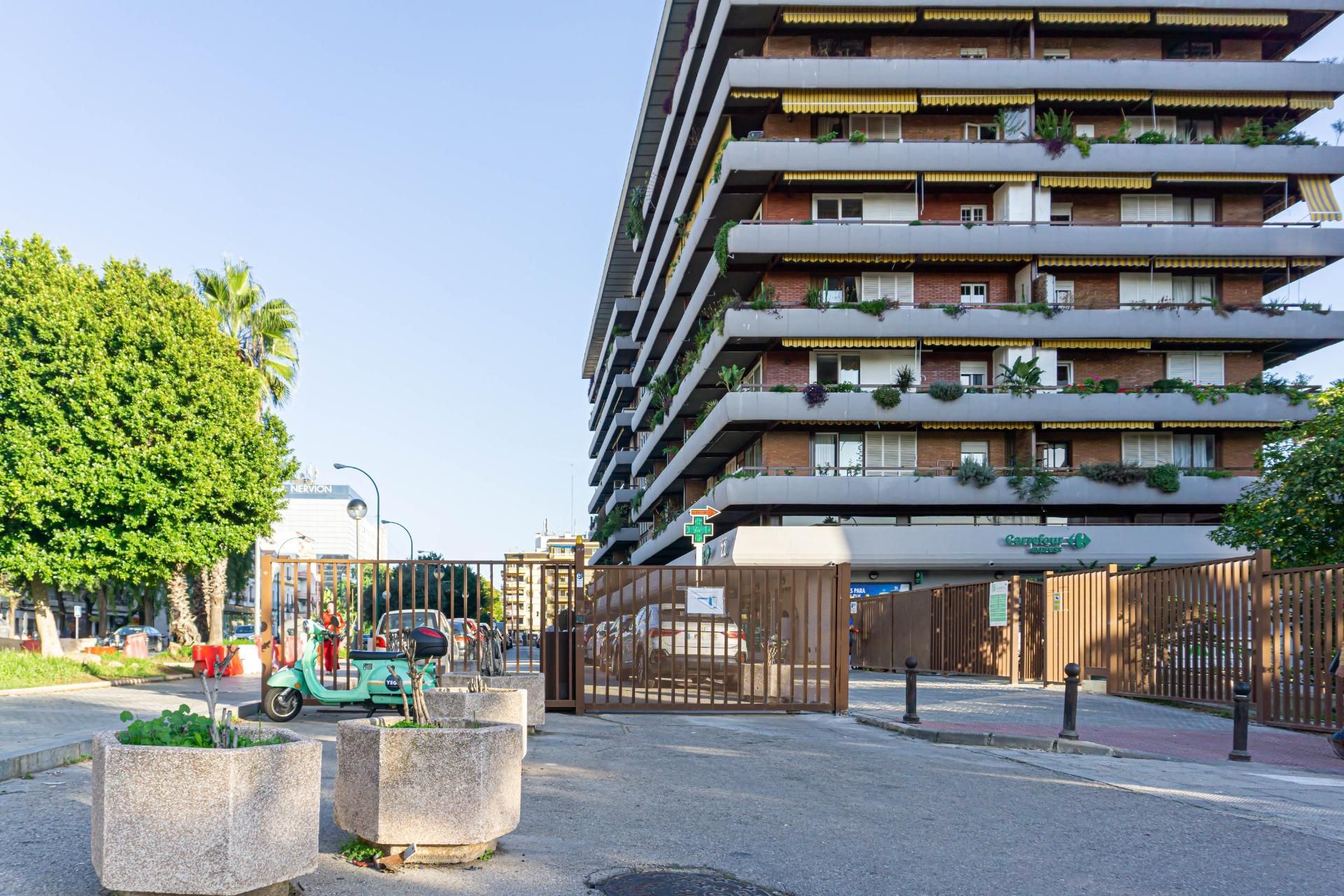 Vista exterior de Estudi en venda en  Sevilla Capital amb Aire condicionat, Calefacció i Jardí privat