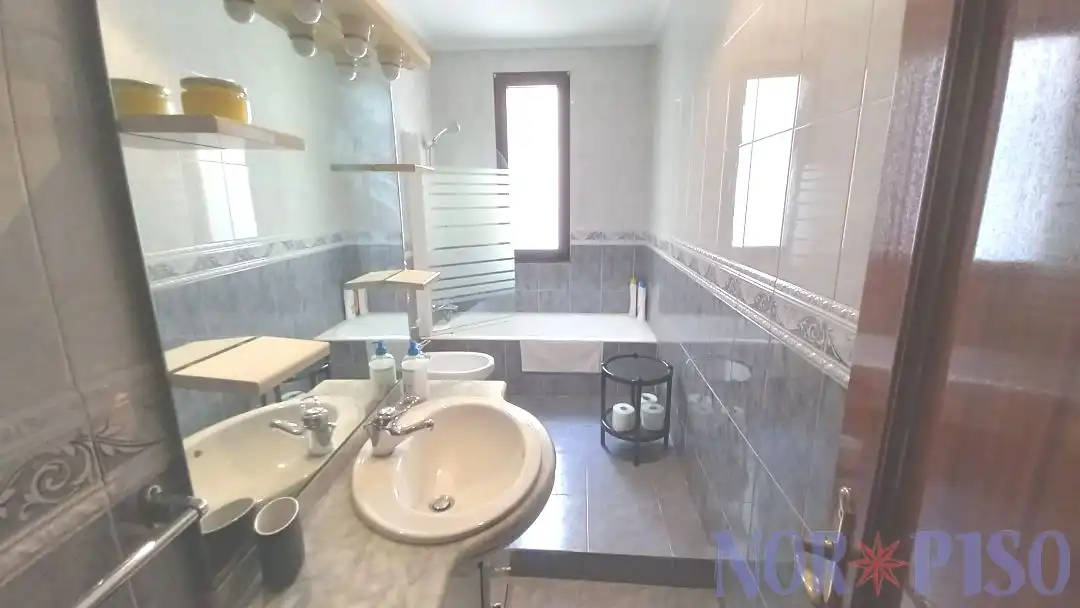 Bathroom of Flat for rent in Bilbao   with Heating, Furnished and Balcony
