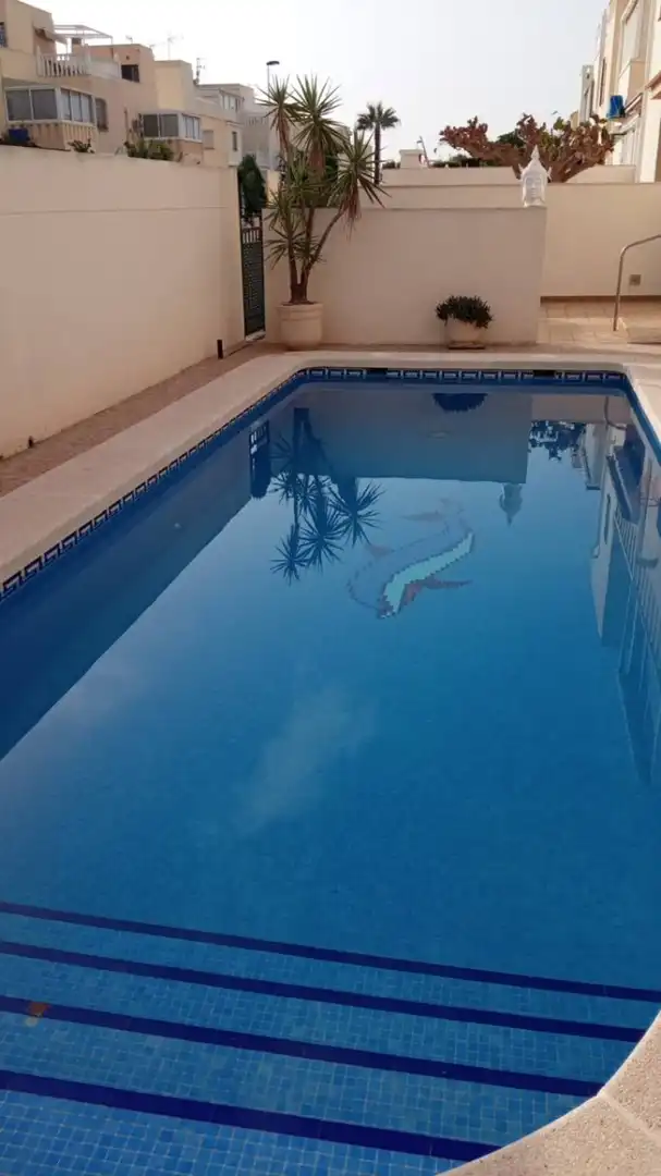 Piscina de Casa adosada de lloguer en San Pedro del Pinatar amb Aire condicionat, Calefacció i Jardí privat