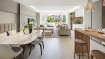 Sala d'estar de Planta baixa en venda en Marbella amb Aire condicionat, Terrassa i Piscina