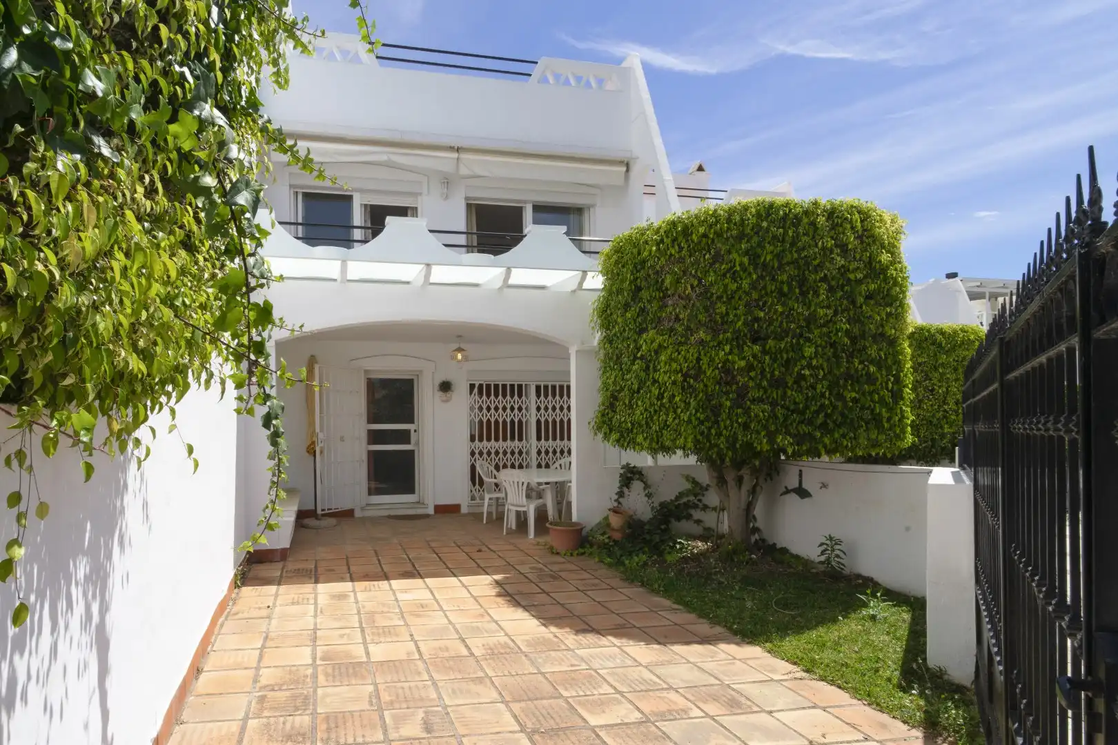 Vista exterior de Casa adosada en venta en Marbella con Jardín privado, Terraza y Piscina