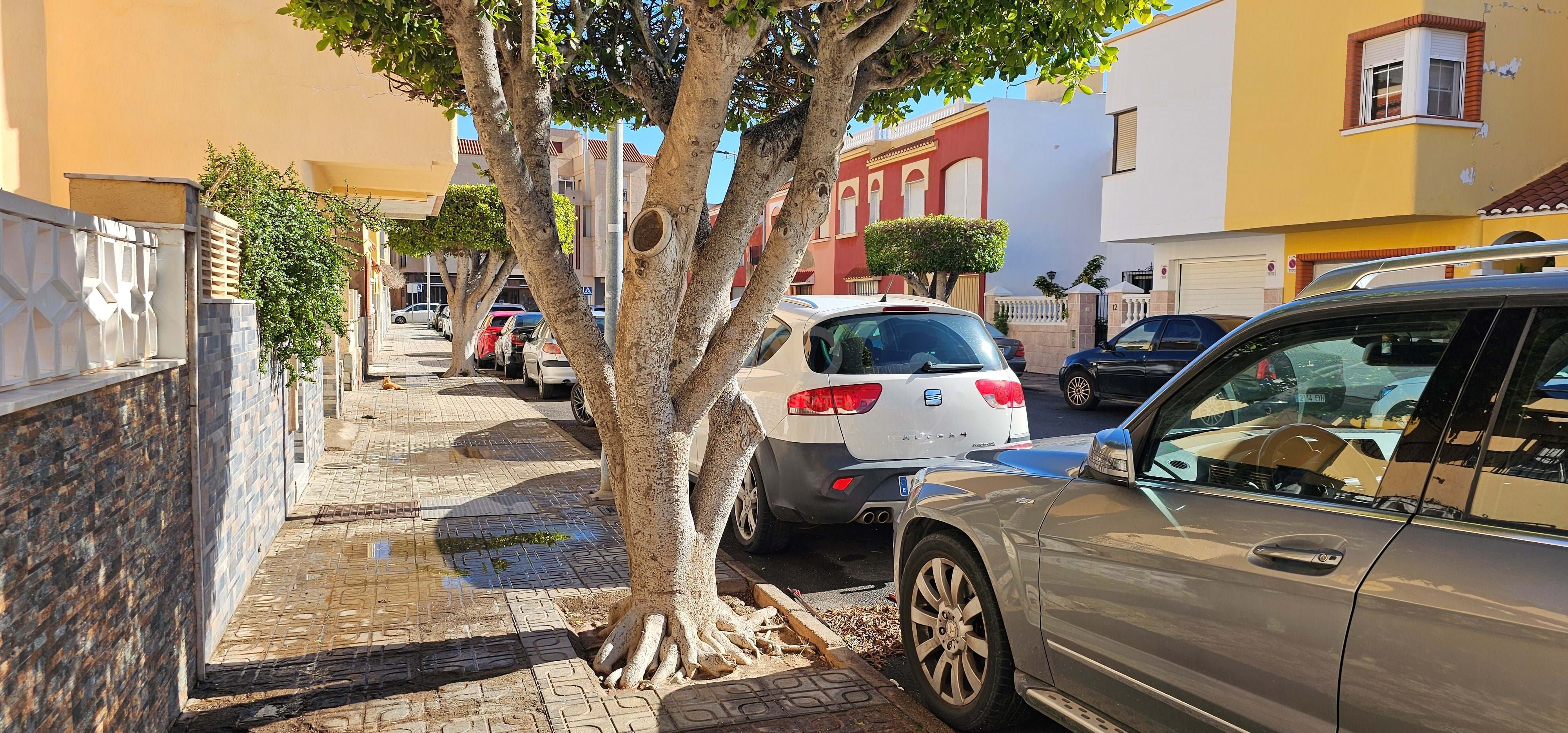 Vista exterior de Casa o xalet en venda en Roquetas de Mar amb Aire condicionat, Calefacció i Terrassa