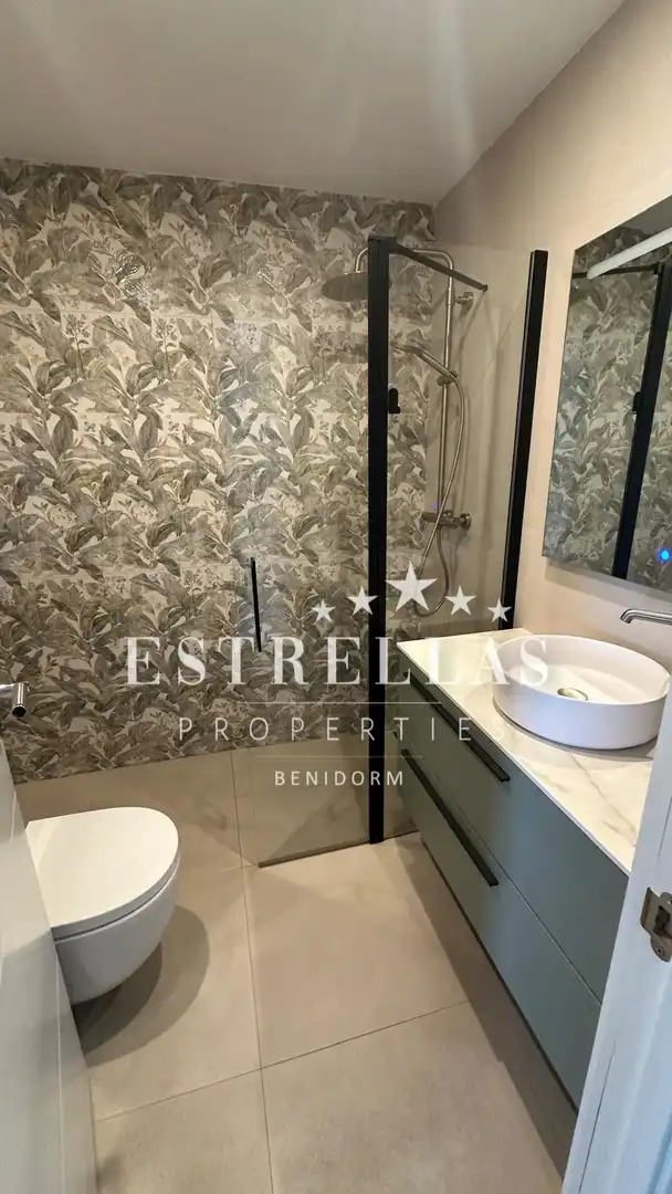 Baño de Apartamento de alquiler en Benidorm con Calefacción, Jardín privado y Terraza