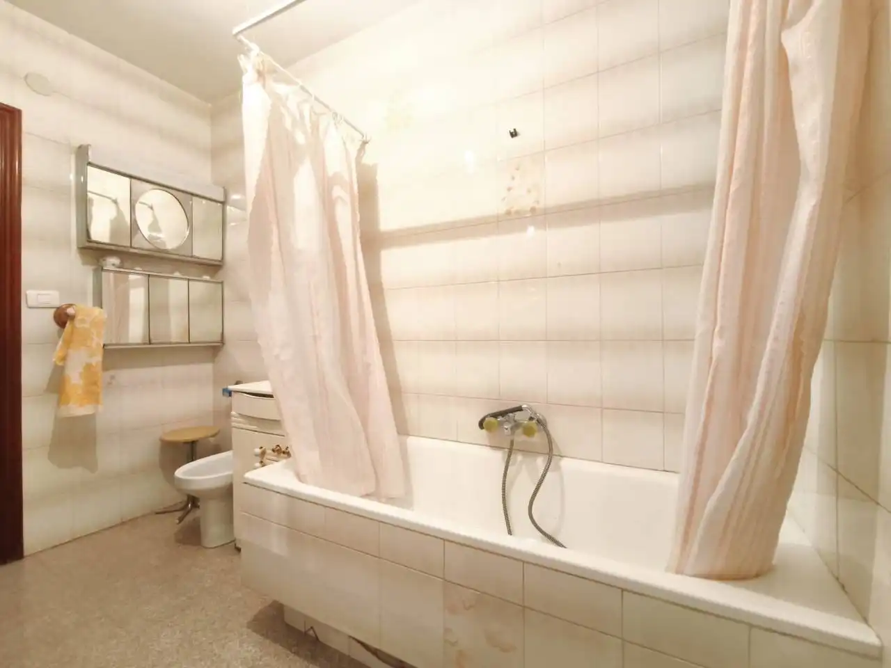 Bathroom of Houses for sale in Pedrosa de Río Úrbel  with Heating and Parquet flooring