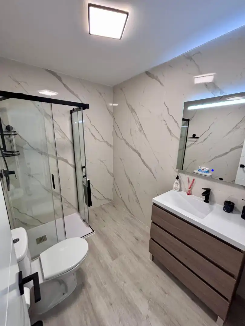 Badezimmer von Dachboden zum Verkauf in Arcos de la Frontera mit Terrasse, Möbliert und Ofen