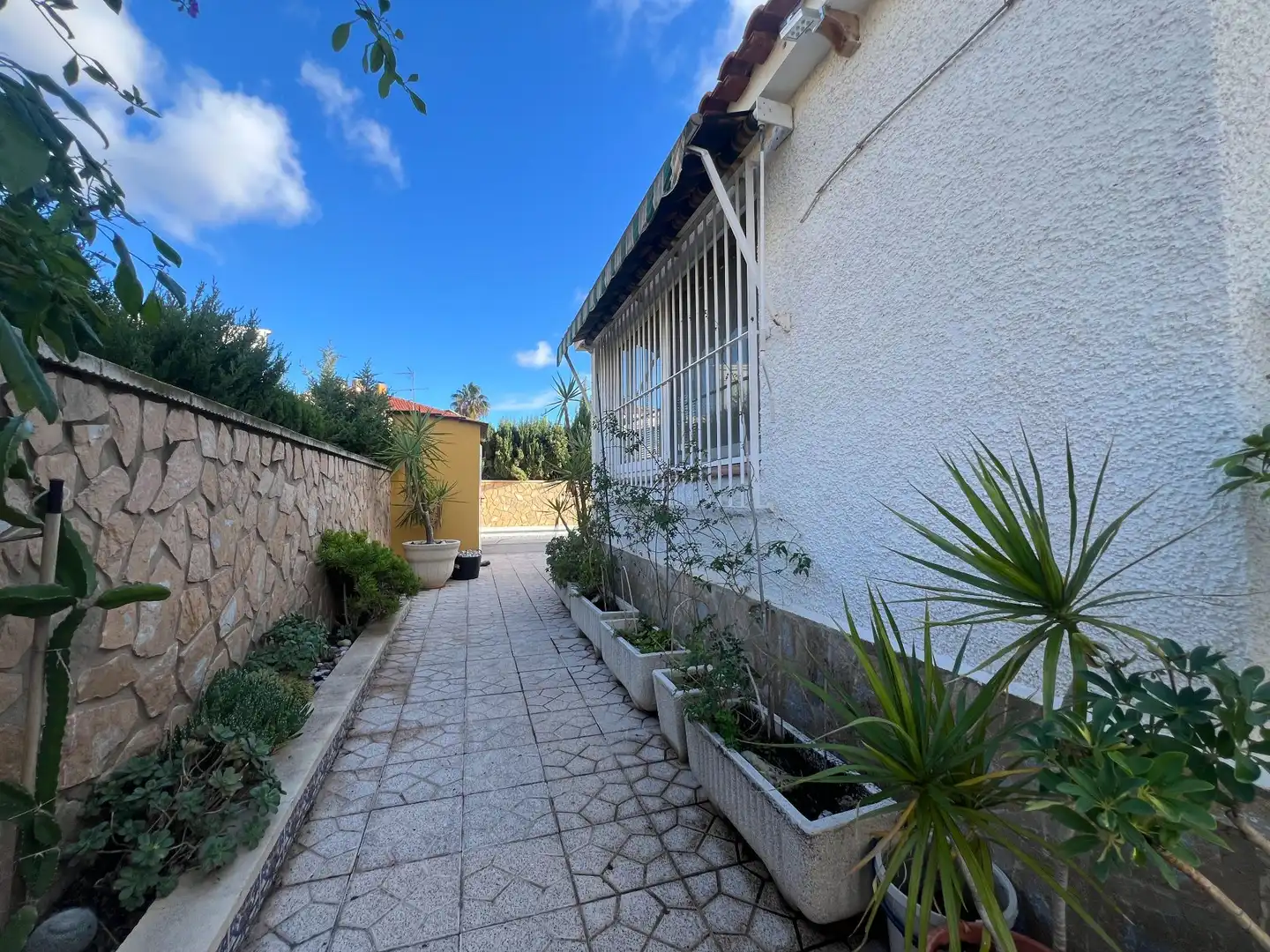 Außenansicht von Einfamilien-Reihenhaus zum Verkauf in San Vicente del Raspeig / Sant Vicent del Raspeig mit Klimaanlage, Heizung und Privatgarten