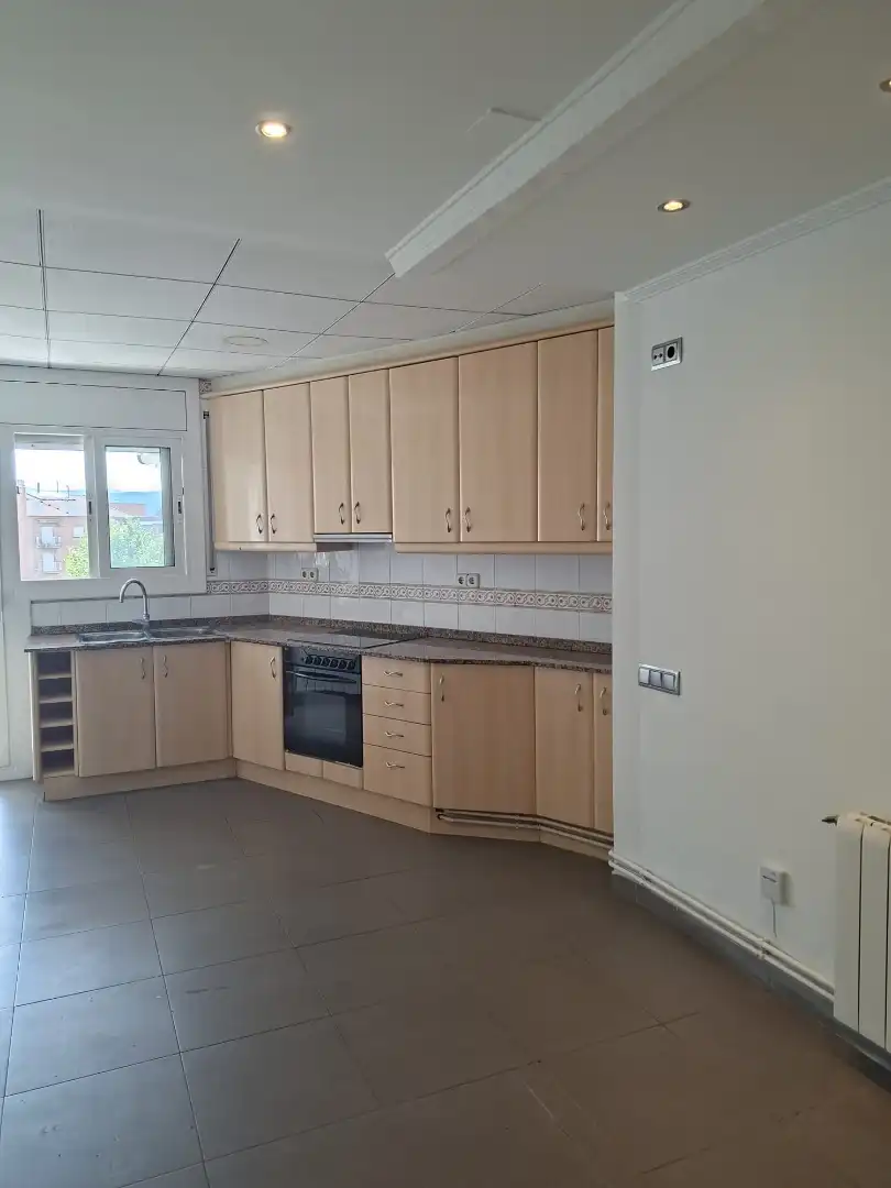 Flat with terrace for sale in Carrer de la Indústria 42, imagen 3