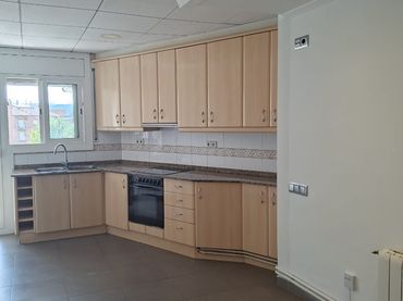Appartamento con balcone in vendita a Carrer de la Indústria