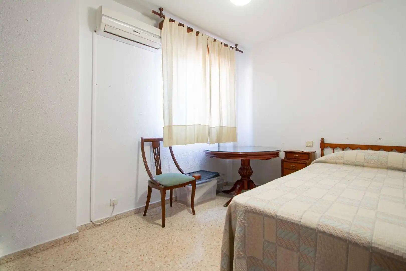 Dormitori de Casa adosada en venda en Sevilla amb Aire condicionat, Calefacció i Jardí privat