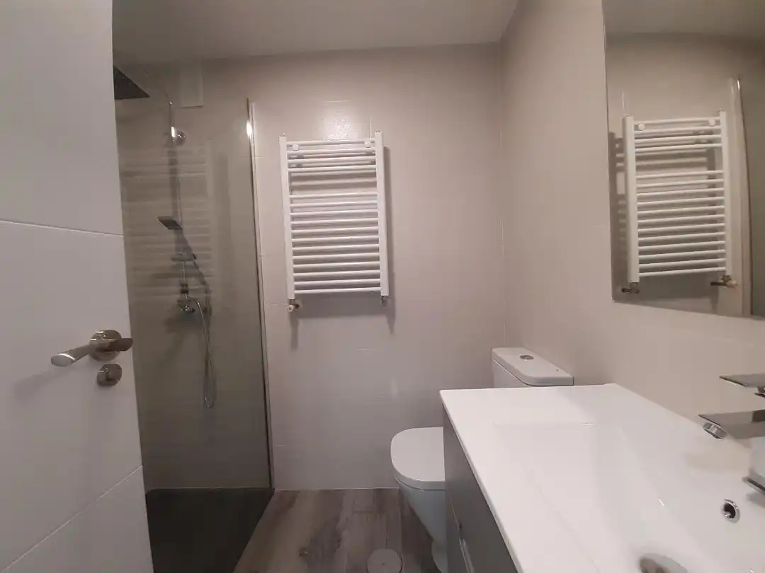 Bathroom of Flat for rent in Pozuelo de Alarcón  with Air Conditioner, Heating and Parquet flooring