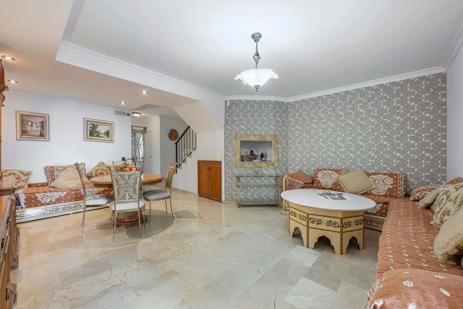 Sala d'estar de Casa adosada en venda en Marbella amb Piscina comunitària
