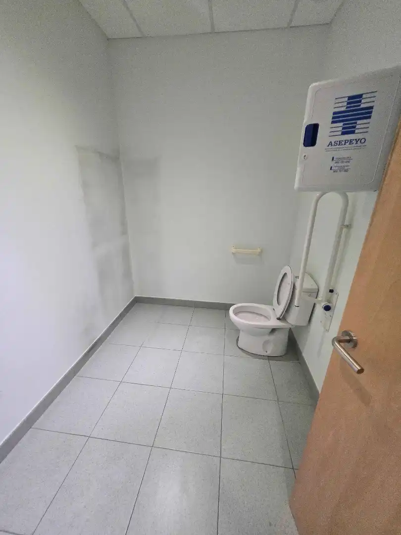 Badezimmer von Geschaftsraum zur Miete in Guadalajara mit Parkett und Internet