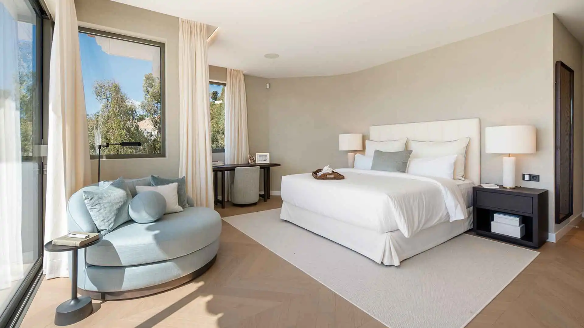 Dormitori de Casa o xalet en venda en Benahavís amb Aire condicionat, Jardí privat i Terrassa