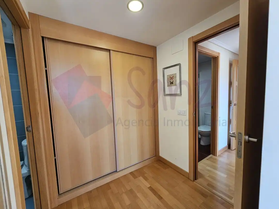 Habitación de Apartamento de alquiler en Lardero con Aire acondicionado, Calefacción y Jardín privado