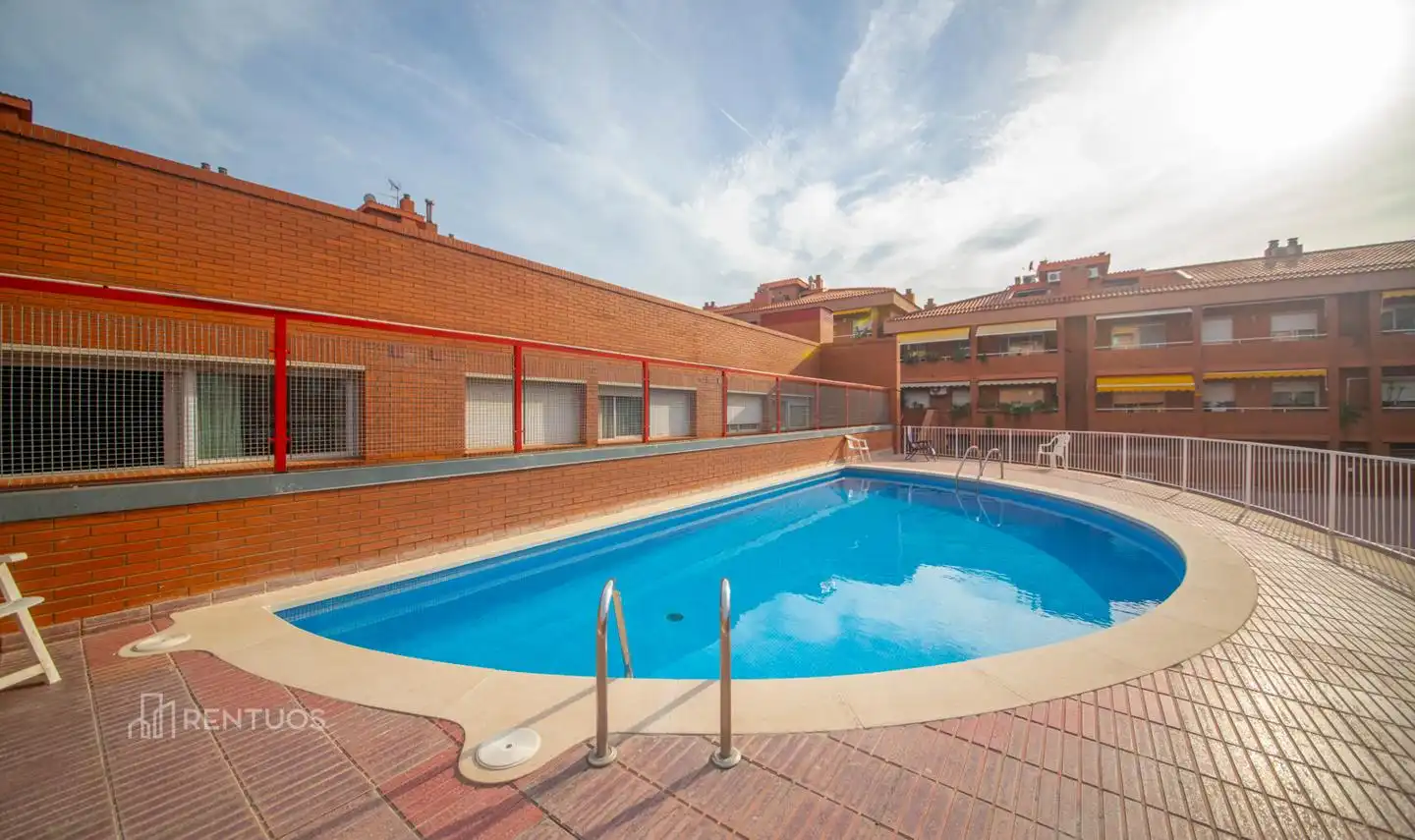 Schwimmbecken von Wohnung zur Miete in Sant Joan Despí mit Parkett, Abstellraum und Möbliert