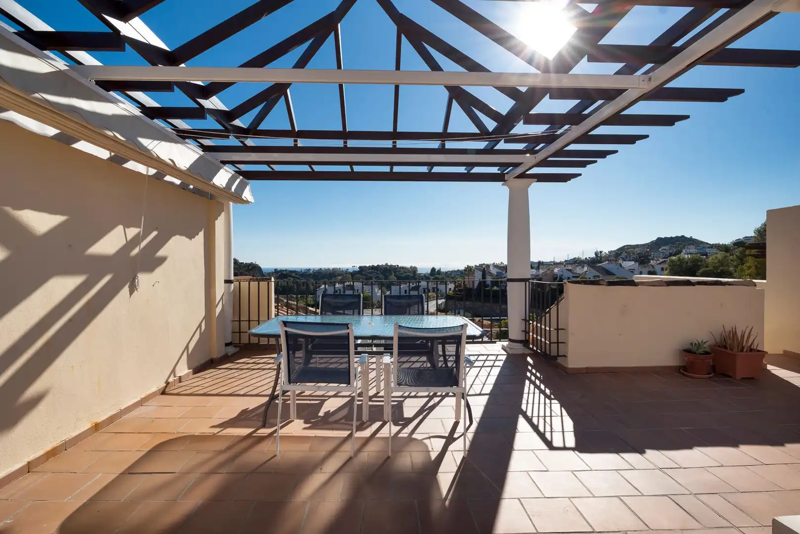 Terrasse von Maisonette zur Miete in Benahavís mit Klimaanlage, Heizung und Privatgarten
