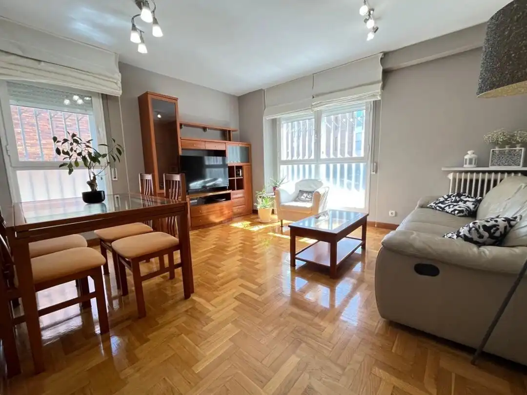Sala de estar de Piso en venta en Barañáin / Barañain con Calefacción, Trastero y Amueblado