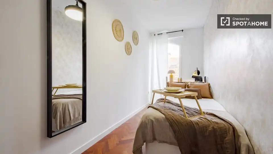 Bedroom of Flat for share in Madrid  with Air Conditioner, Heating and Furnished