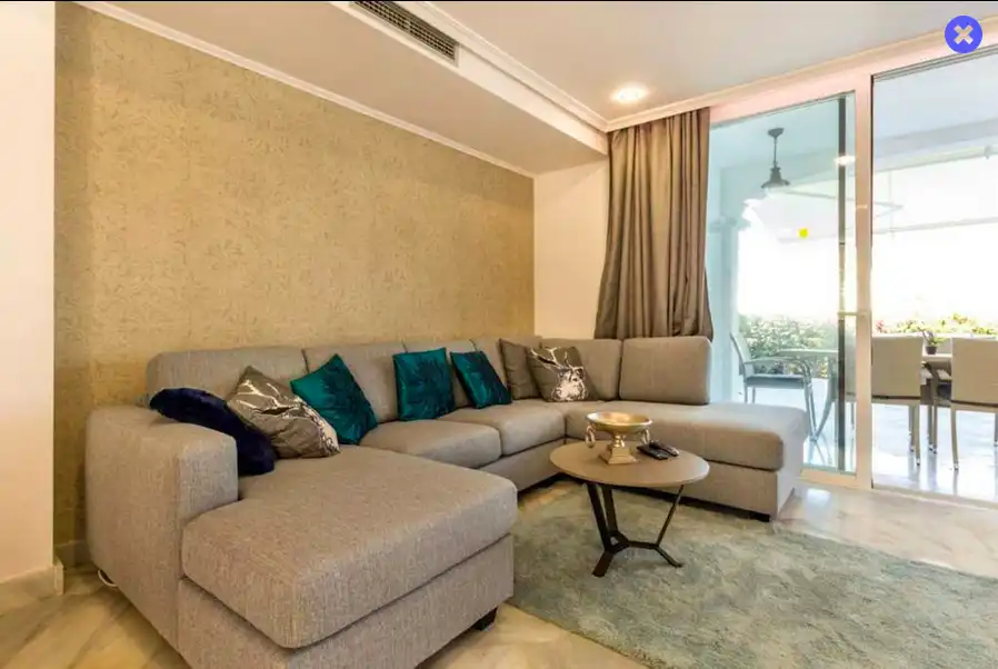 Sala d'estar de Casa adosada de lloguer en Marbella amb Aire condicionat, Jardí privat i Moblat