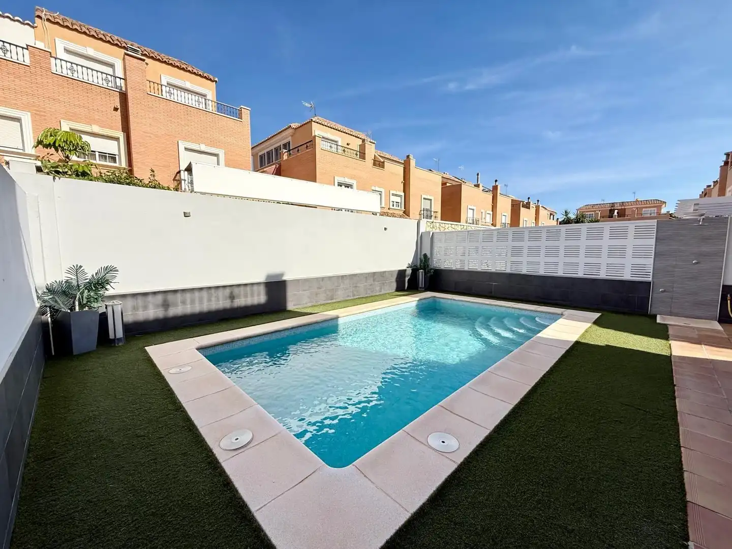 Piscina de Casa adosada en venta en Almería con Aire acondicionado, Jardín privado y Terraza