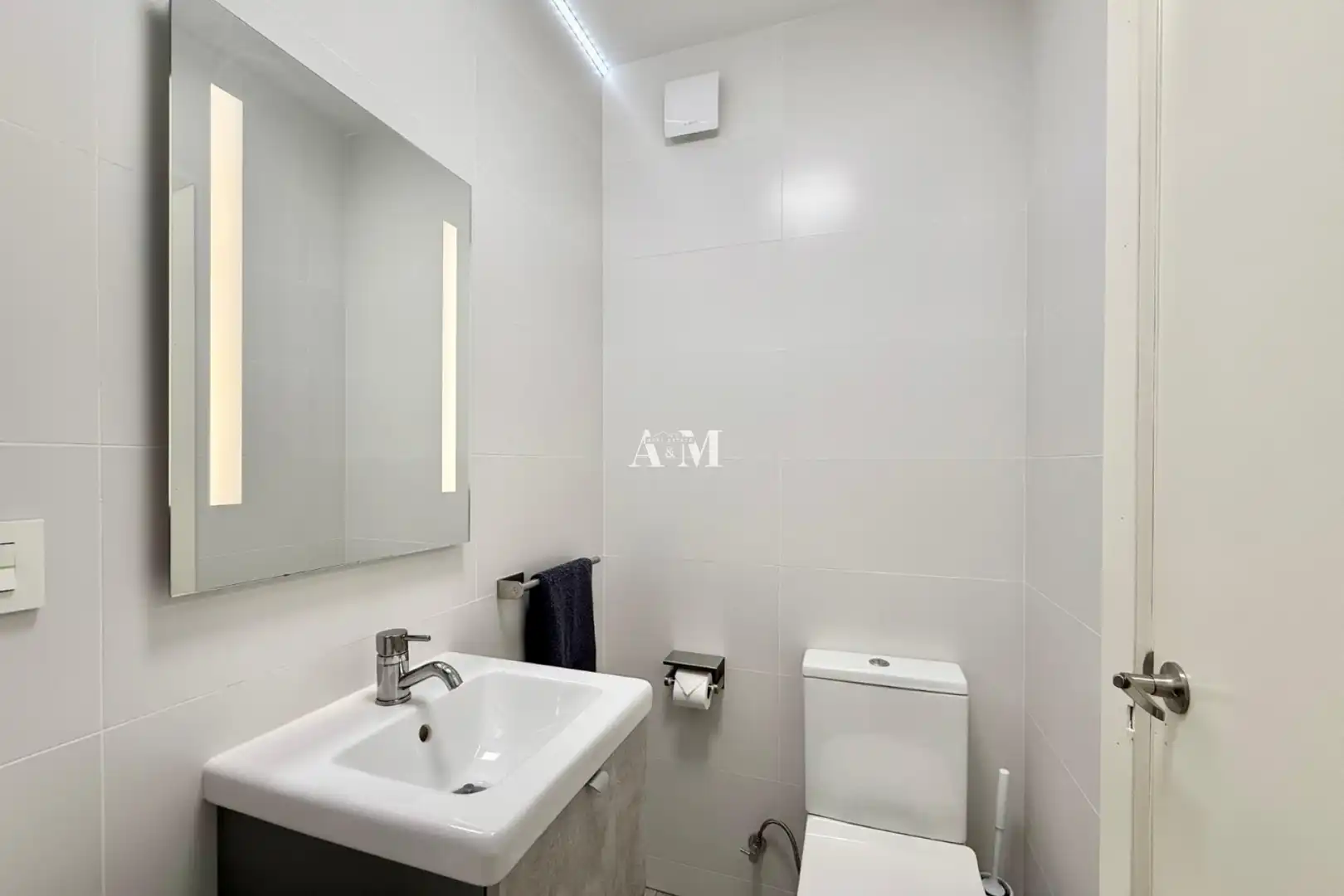 Bany de Apartament de lloguer en Torrevieja amb Aire condicionat, Calefacció i Moblat