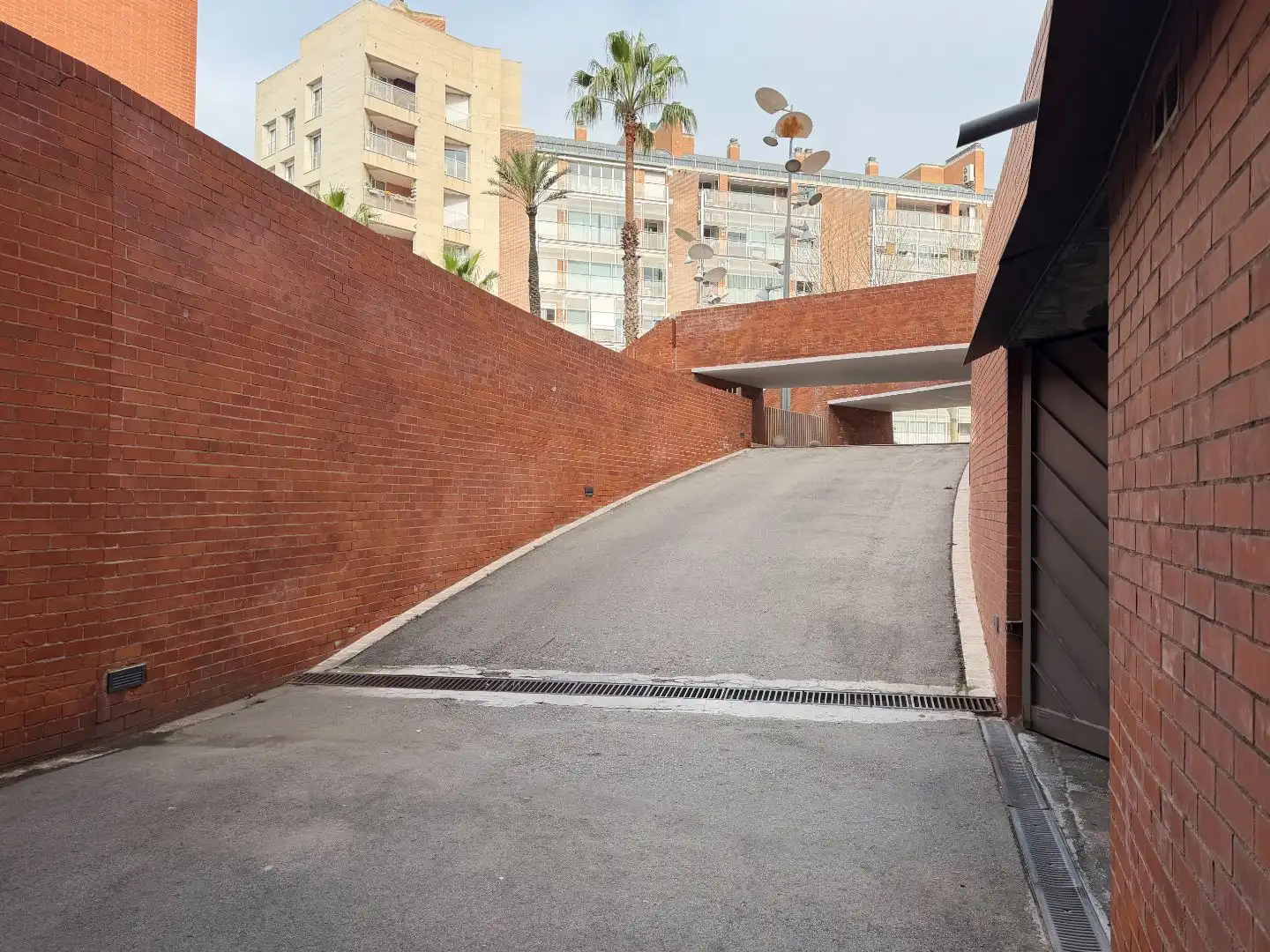 Außenansicht von Garage zur Miete in Barcelona mit Alarm