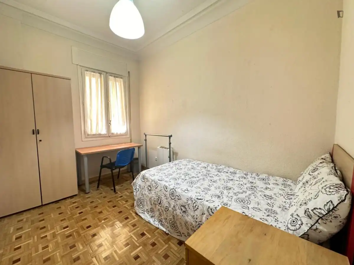 Dormitori de Apartament per a compartir en Madrid amb Moblat, Forn i Rentadora