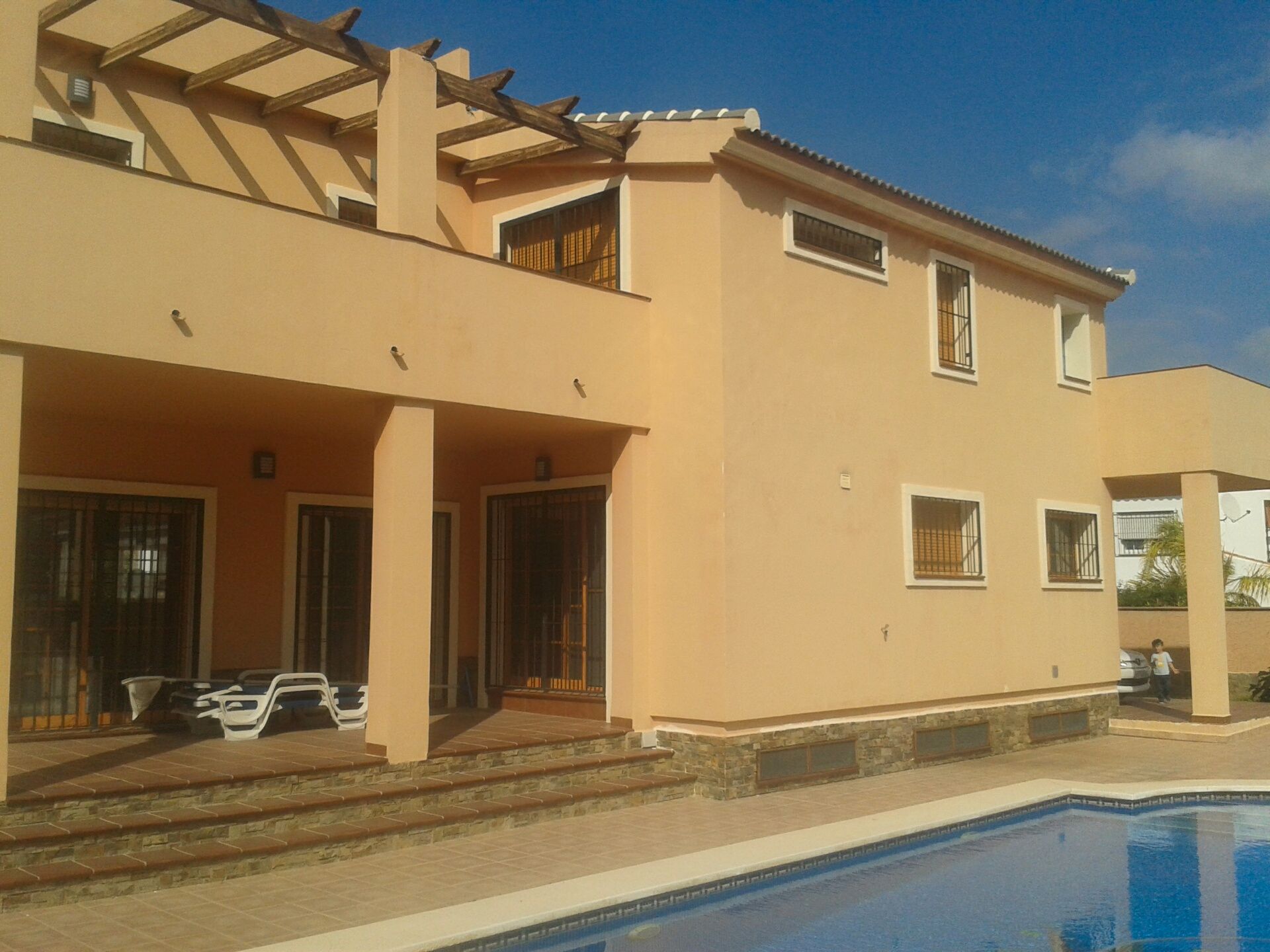 Vista exterior de Casa o xalet de lloguer en Alhaurín de la Torre amb Aire condicionat, Calefacció i Jardí privat