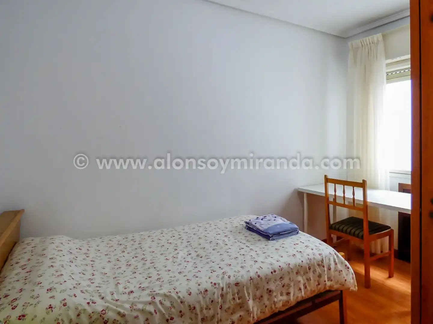 Schlafzimmer von Wohnung zur Miete in Oviedo  mit Heizung, Parkett und Möbliert