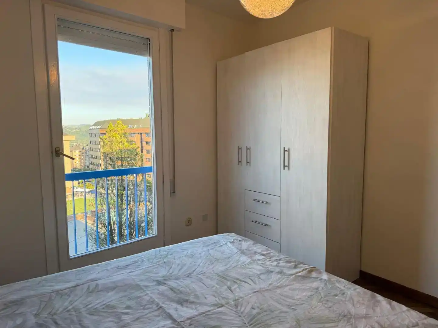 Dormitori de Pis de lloguer en Oviedo  amb Parquet, Traster i Moblat