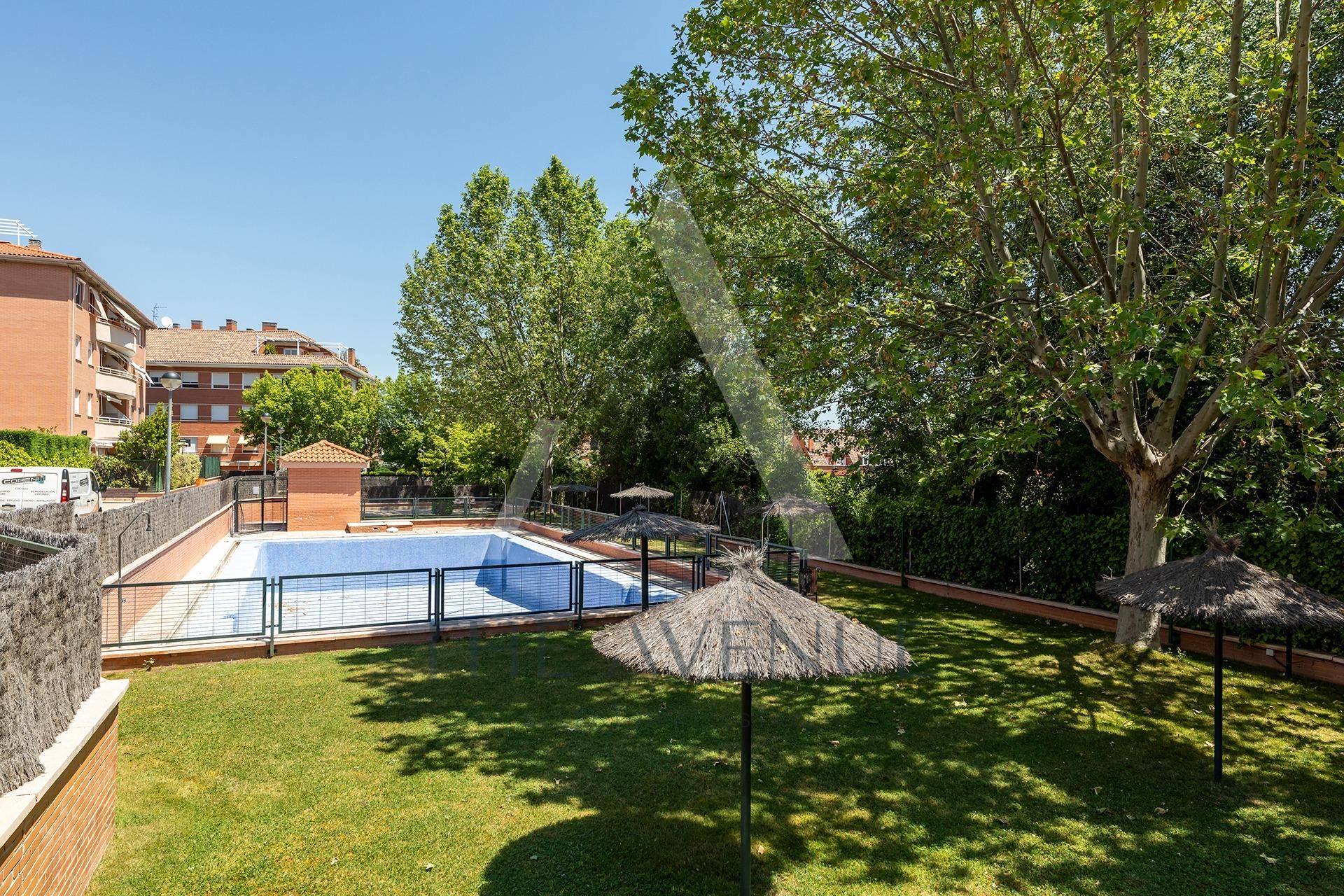 Swimming pool of Attic for sale in Boadilla del Monte  with Air Conditioner, Heating and Parquet flooring
