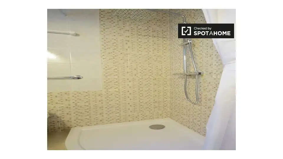 Bany de Apartament per a compartir en Barcelona amb Aire condicionat, Calefacció i Terrassa