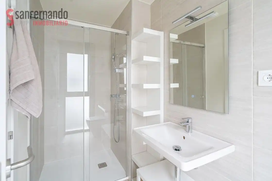 Baño de Casa adosada en venta en Santa Cruz de Bezana con Calefacción, Jardín privado y Terraza