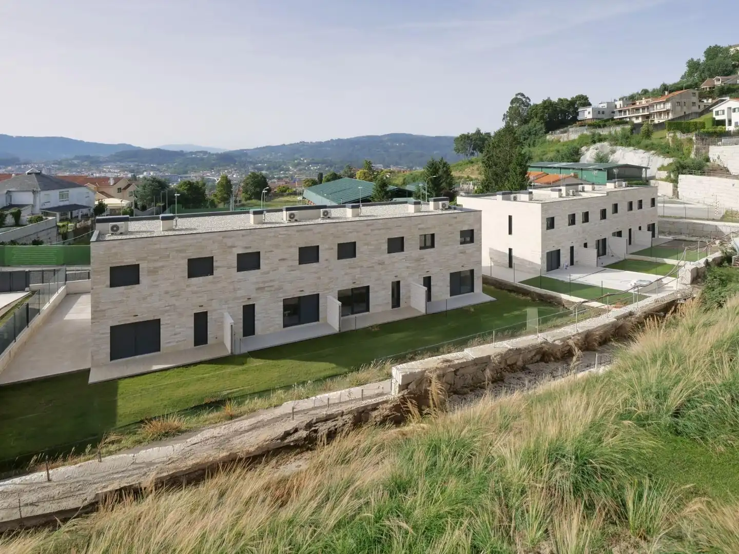 Vista exterior de Casa adosada en venda en Poio amb Jardí privat, Terrassa i Traster