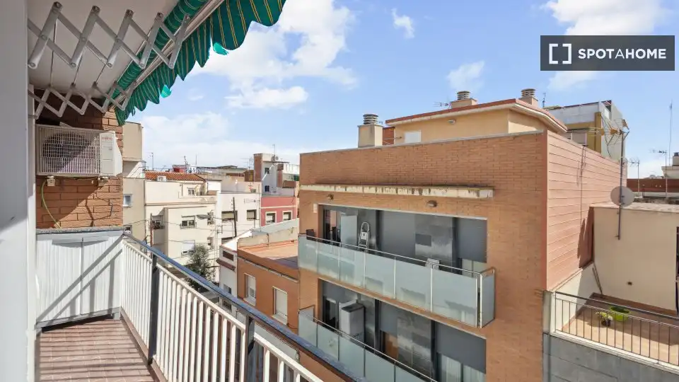 Vista exterior de Pis per a compartir en L'Hospitalet de Llobregat amb Aire condicionat, Calefacció i Terrassa