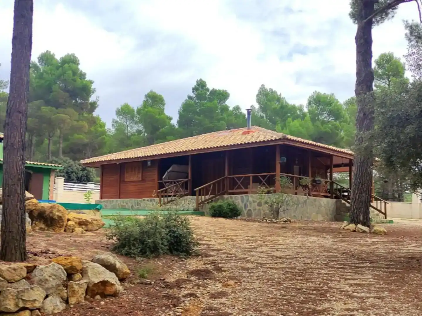Vista exterior de Casa o xalet en venda en Utiel amb Aire condicionat, Jardí privat i Traster