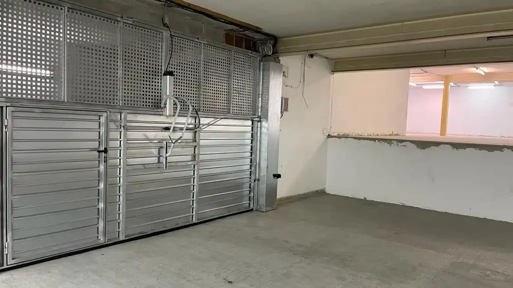 Parkplatz von Fabrikhallen zum Verkauf in Barcelona