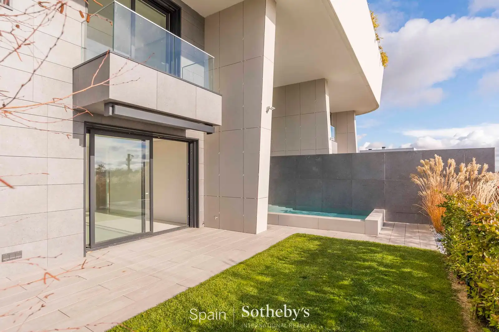 Vista exterior de Apartament de lloguer en Pozuelo de Alarcón amb Aire condicionat, Calefacció i Jardí privat